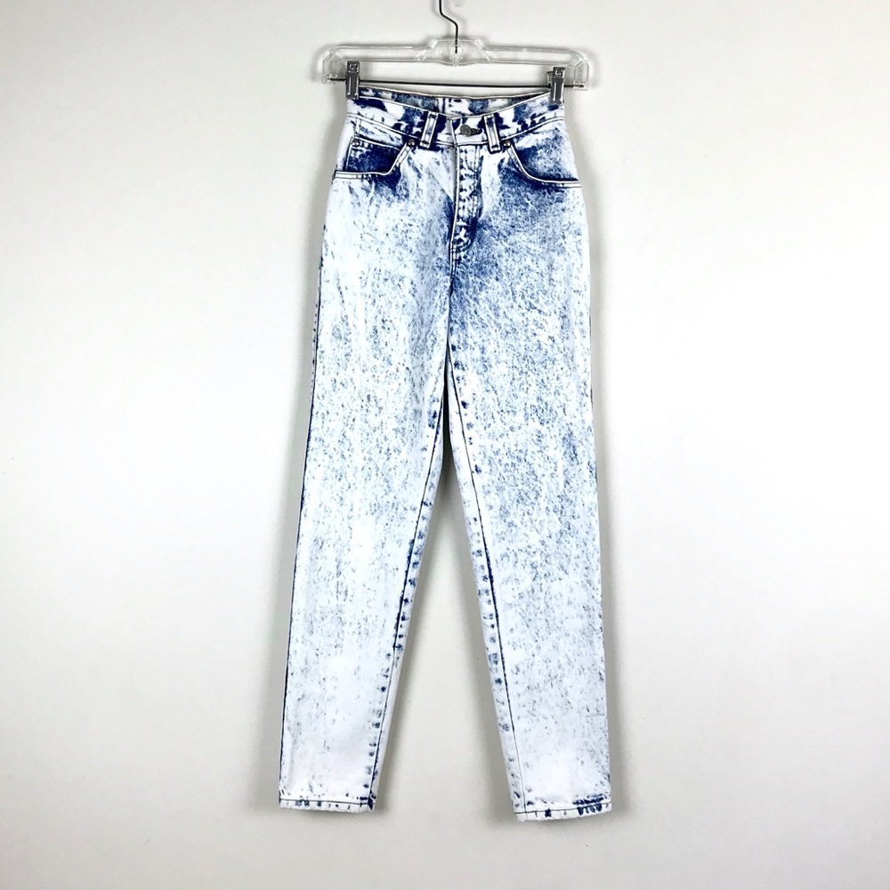 VINTAGE Levi’s High Waist Mom Jeans Acid Wash W23